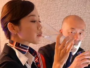 ông xã cắn răng nhìn người vợ chụp ảnh khoả thân cùng sếp
