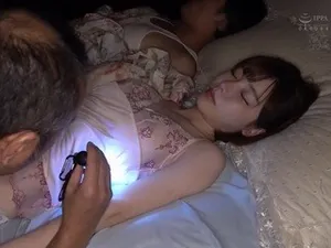 Ép em nhân viên vú to quảng cái bikini
