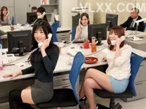 Cô gái trẻ ngực khủng nói rằng cô ấy không sống tốt, cô ấy lắc mình dữ dội