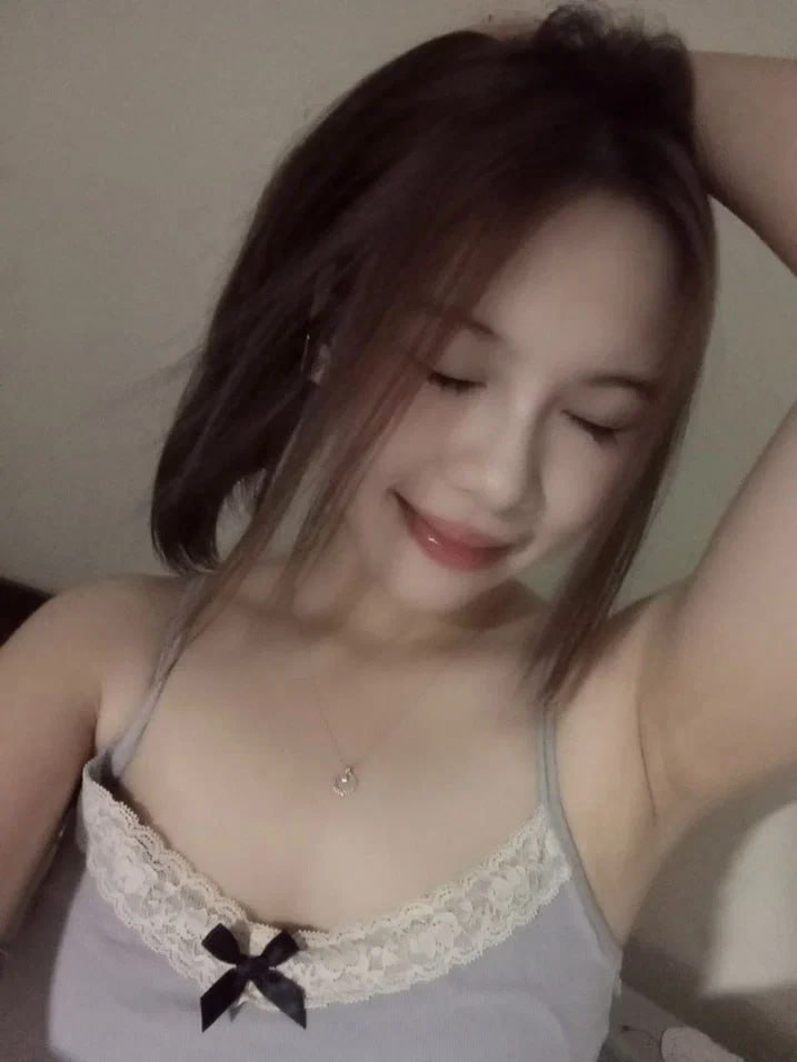 Những nhân viên cấp dưới trả thù cấp trên vừa qua đời bằng cách nắc cô vợ ông ta