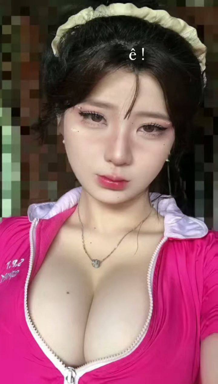 Người mẫu "Encore" dưới cặp kính cận dâm đãng là một cô giáo dạy sex có bộ ngực khủng và khí chất. Cô ấy thích ở trên. Cô ấy cưỡi anh trai KK đến nơi cực khoái và ăn tinh dịch của anh ấy bên trong!